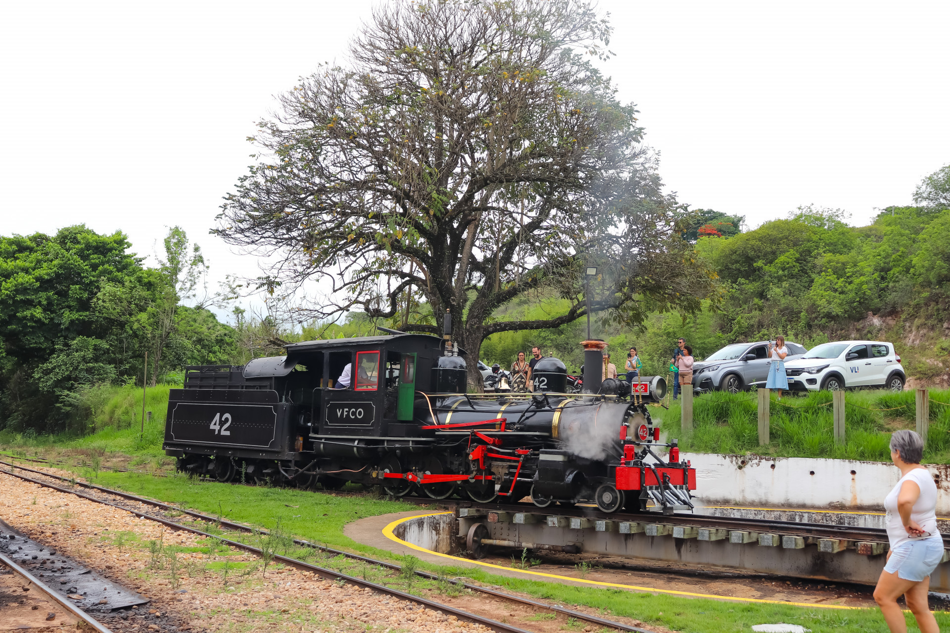 Turistas podem andar na mais antiga locomotiva em funcionamento no Brasil, a Maria Fumaça - Paulo Guto