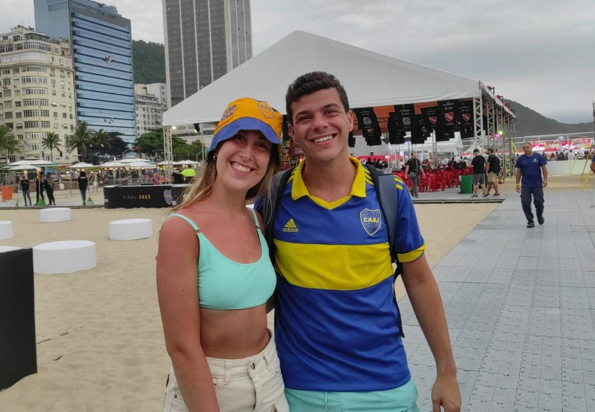 Jazmin Fornillo e Franco Aochar, torcedores do Boca Juniors, em Copacabana - Leonardo Bessa/ Ag&ecirc;ncia O Dia