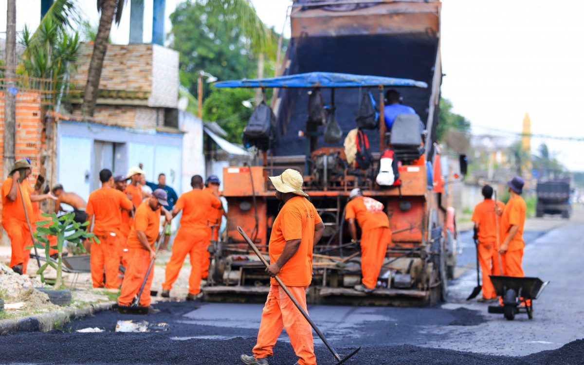 A Secretaria de Obras intensificou os trabalhos de pavimentação na Rua Júlio César