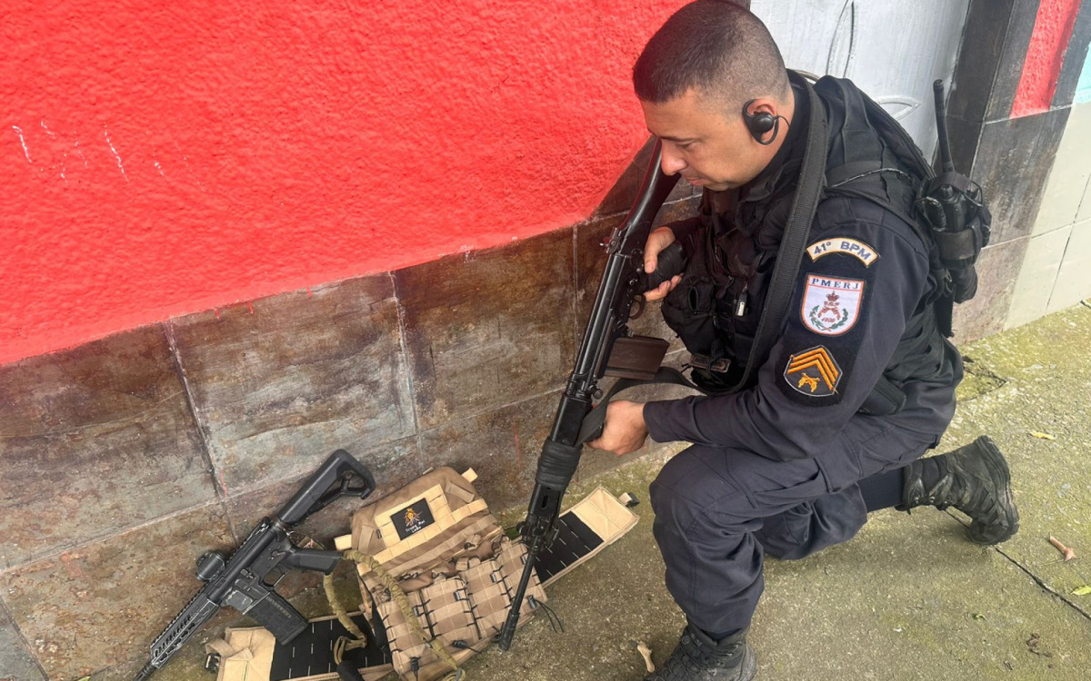 PM apreendeu fuzil com suspeito preso no Complexo da Pedreira