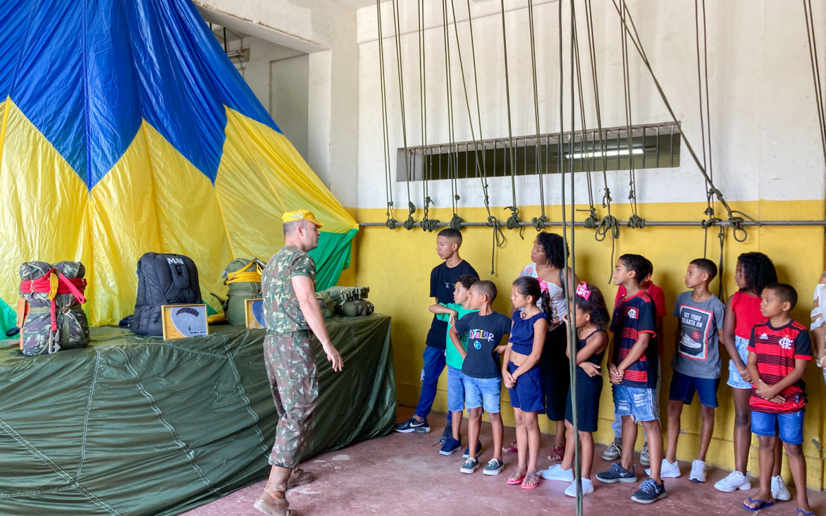 NAM de Mesquita leva crianças ao Batalhão de Pára-quedistas