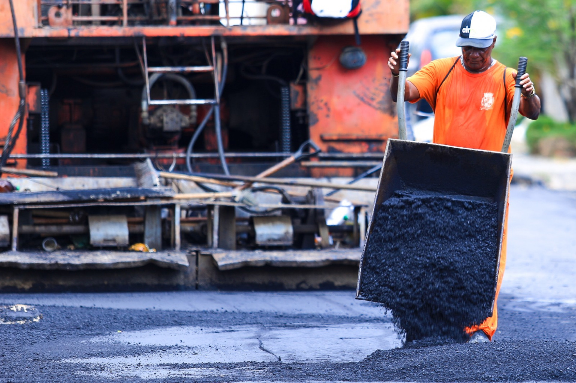 Os trabalhos de pavimenta&ccedil;&atilde;o da Rua J&uacute;lio C&eacute;sar est&atilde;o a pleno vapor - Rafael Barreto/PMBR