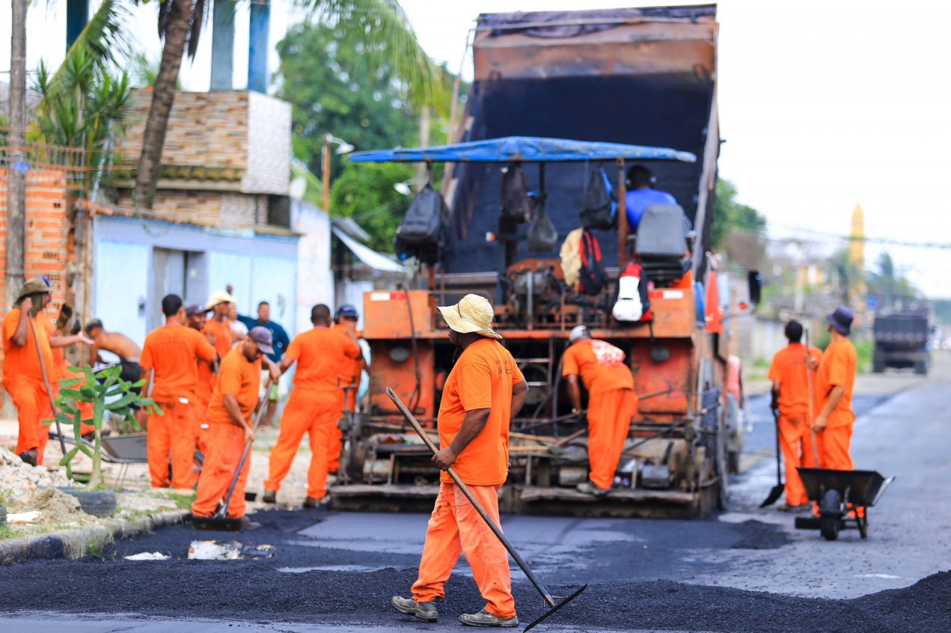 A Secretaria de Obras intensificou os trabalhos de pavimentação na Rua Júlio César - Rafael Barreto / PMBR