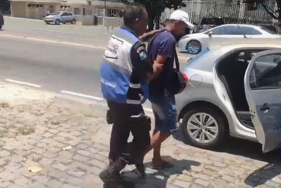 Homem procurado por extorsão é preso como guardador irregular de carros no Recreio