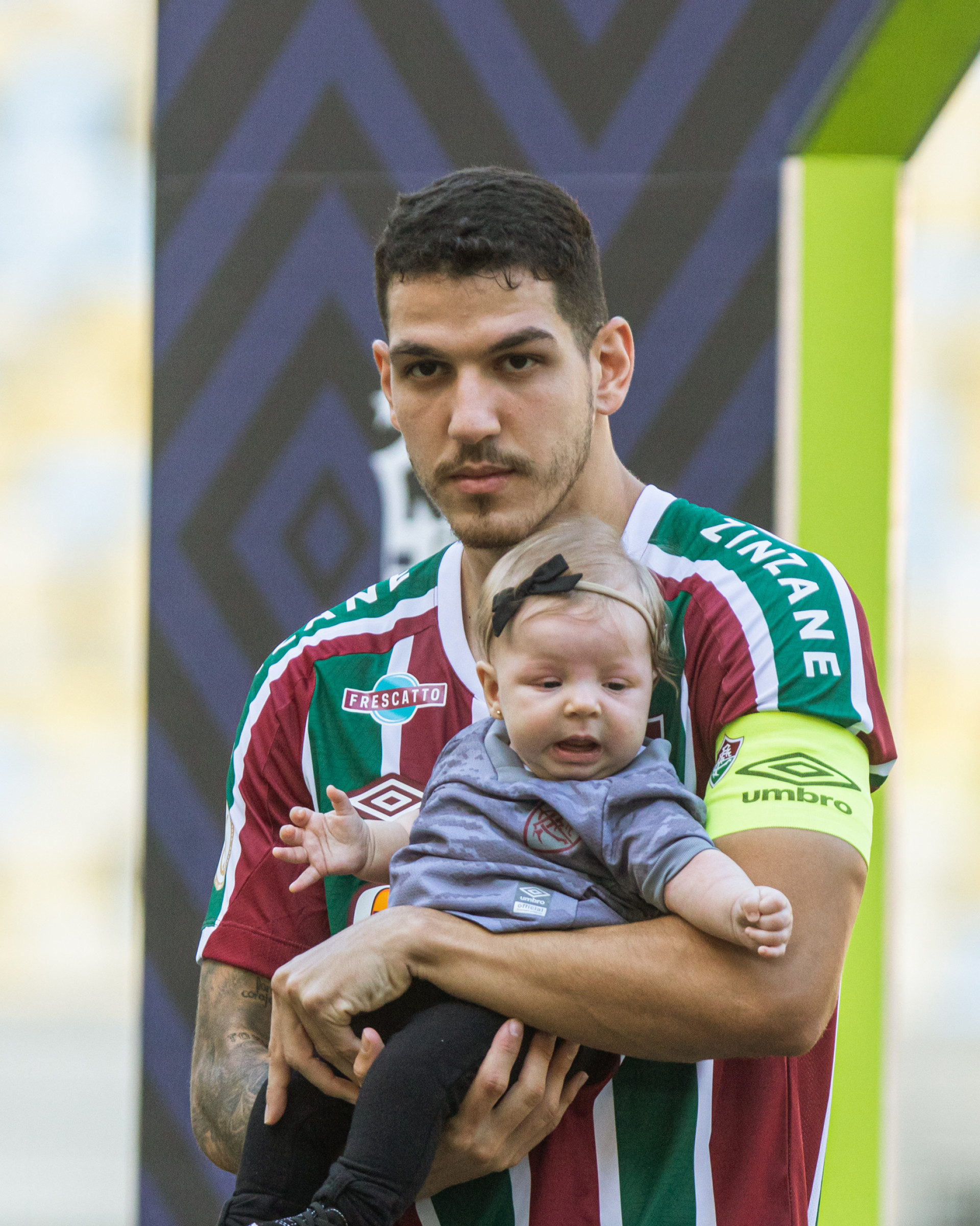 Nino entra em campo com a pequena Sofia, primeira filha do zagueiro - Lenardo Brasil / Fluminense FC