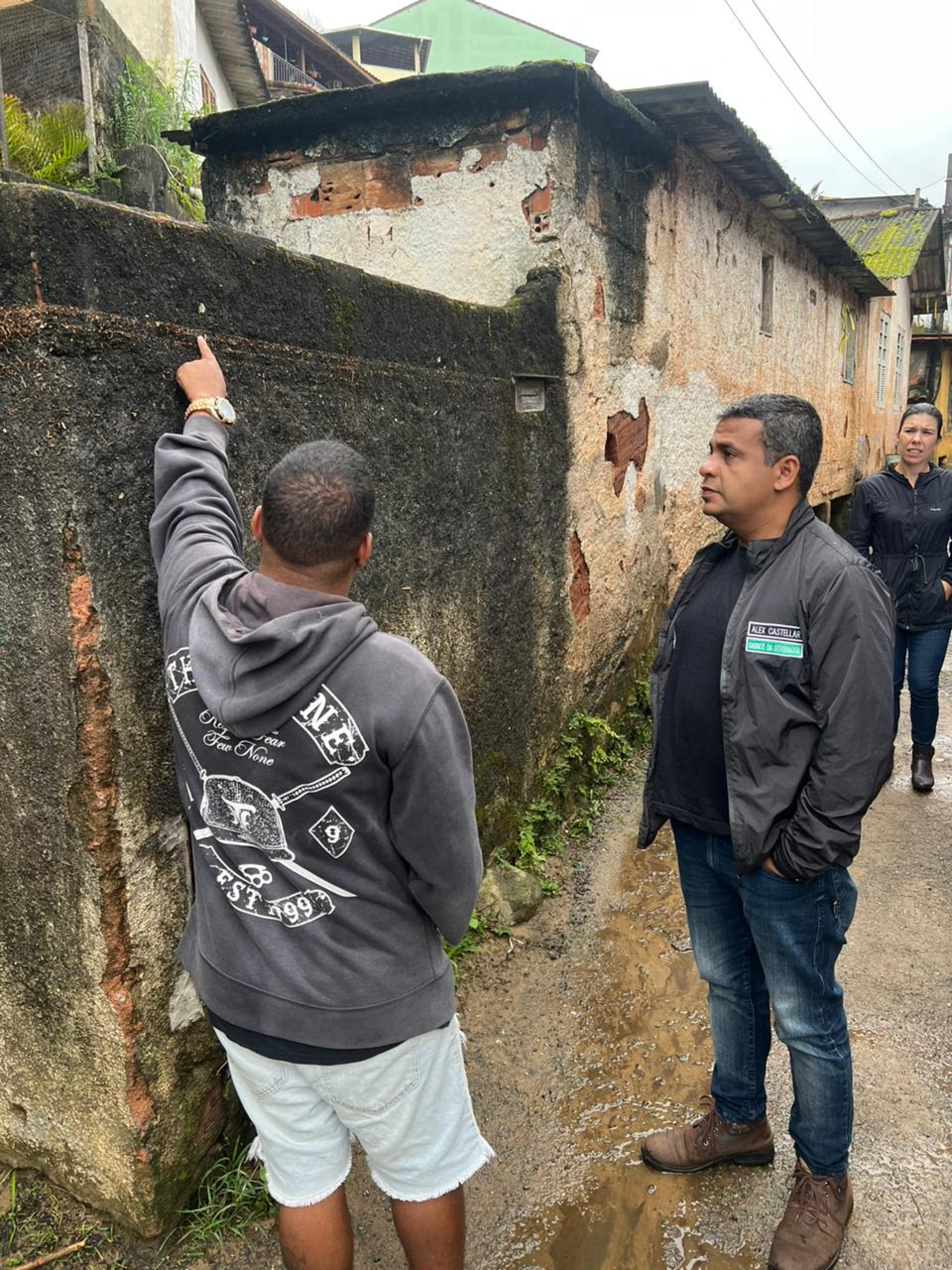 Morador da Ilha do Caxangá, Alan Silva mostra a Castellar a altura atingida pelas águas do rio após transbordamento - Fernando Rocha