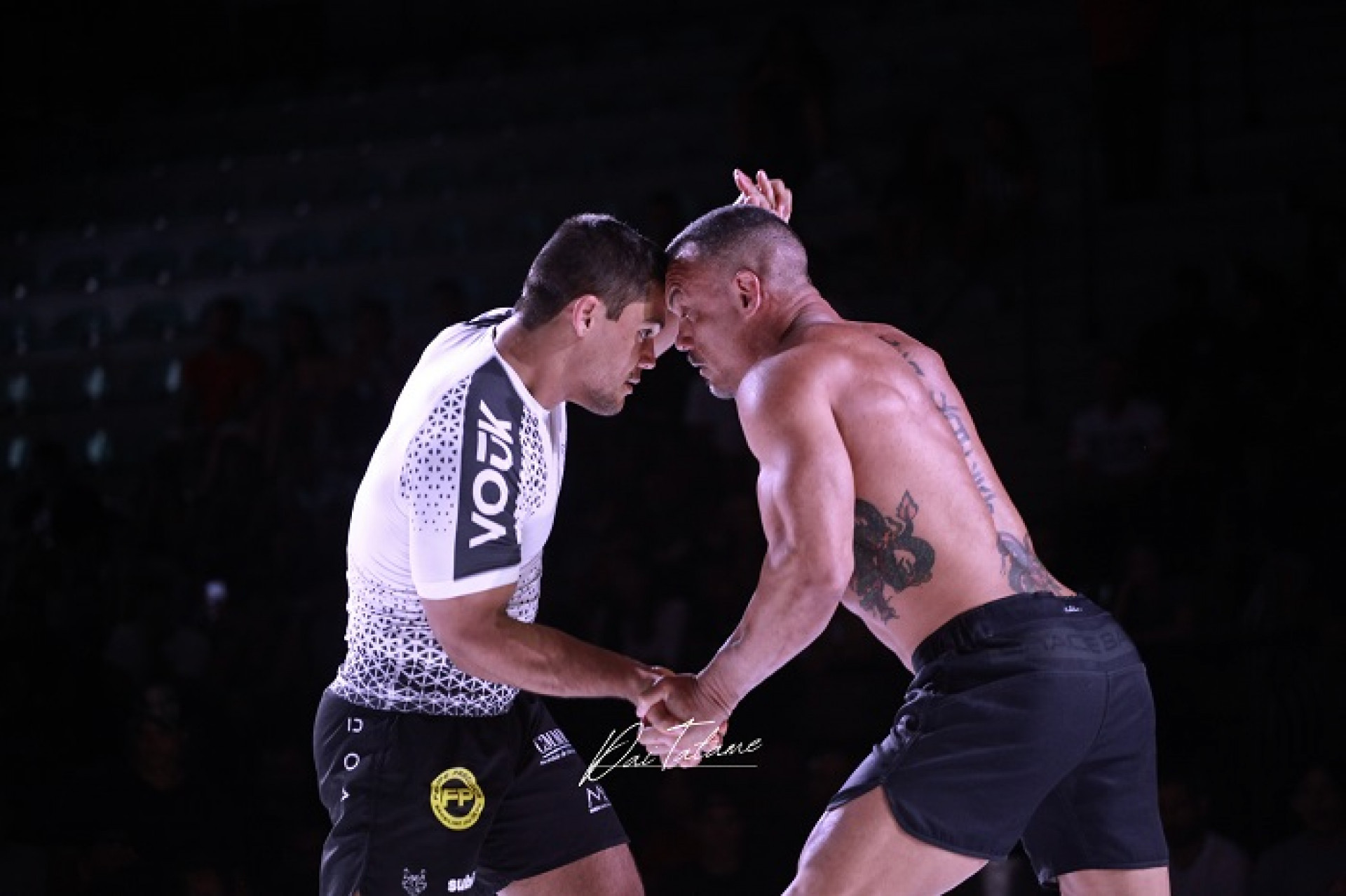 Gabriel Brod (de branco) venceu Titi em superluta No-Gi do BJJ Storm Contest 3  - (Foto: Dai Bueno)