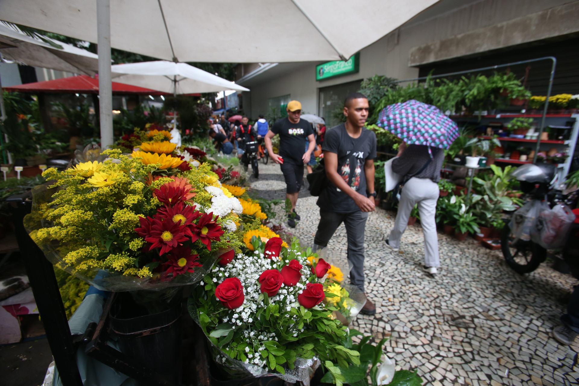 Movimentação para compra de flores para o dia de Finados na Rua das Flores, na Tijuca, Zona Norte do Rio - Cléber Mendes/Agência O Dia