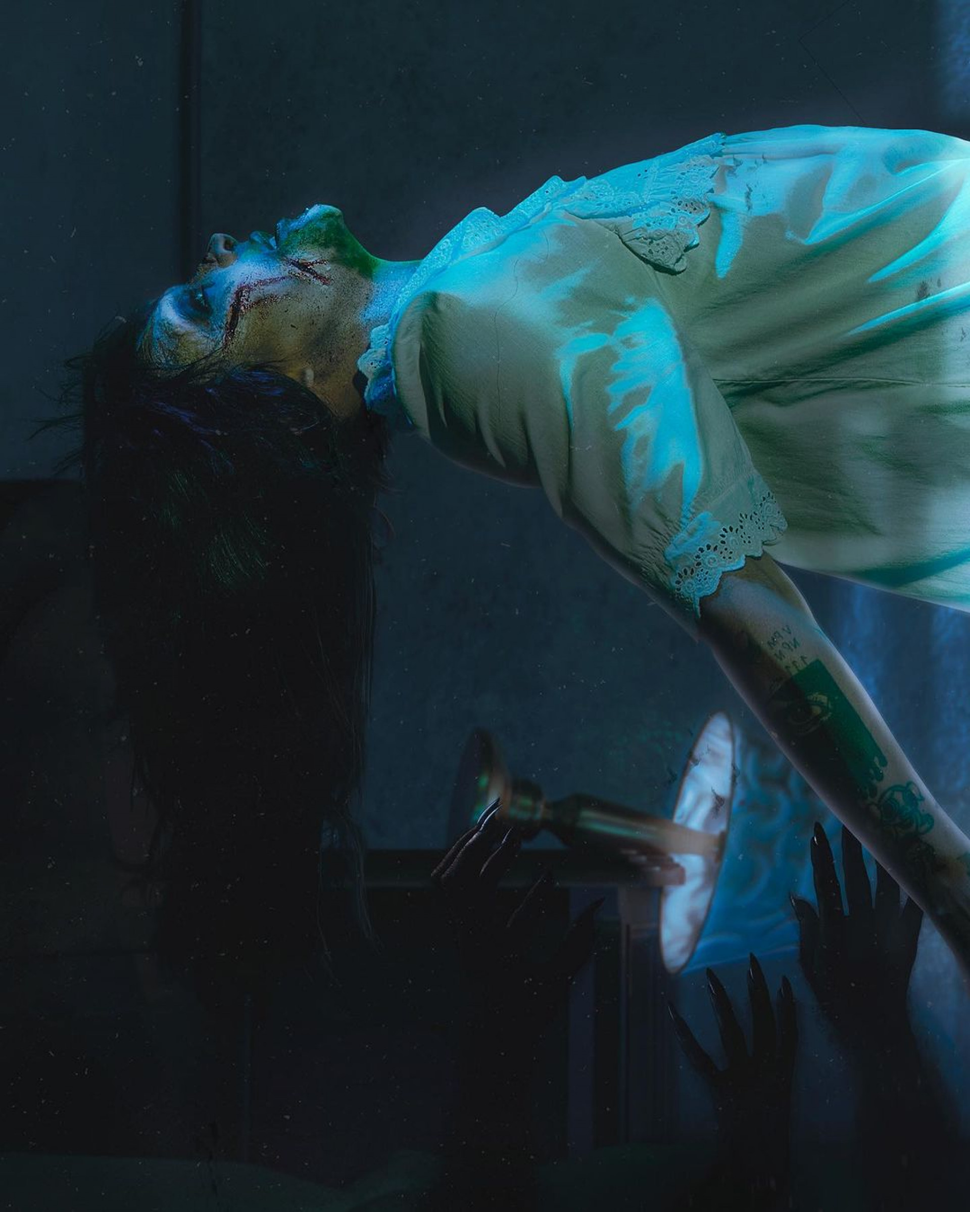 Pabllo Vittar se caracteriza como Regan, a menina possuída de 'O Exorcista', para o Halloween - Eduardo Bravin / Reprodução Internet