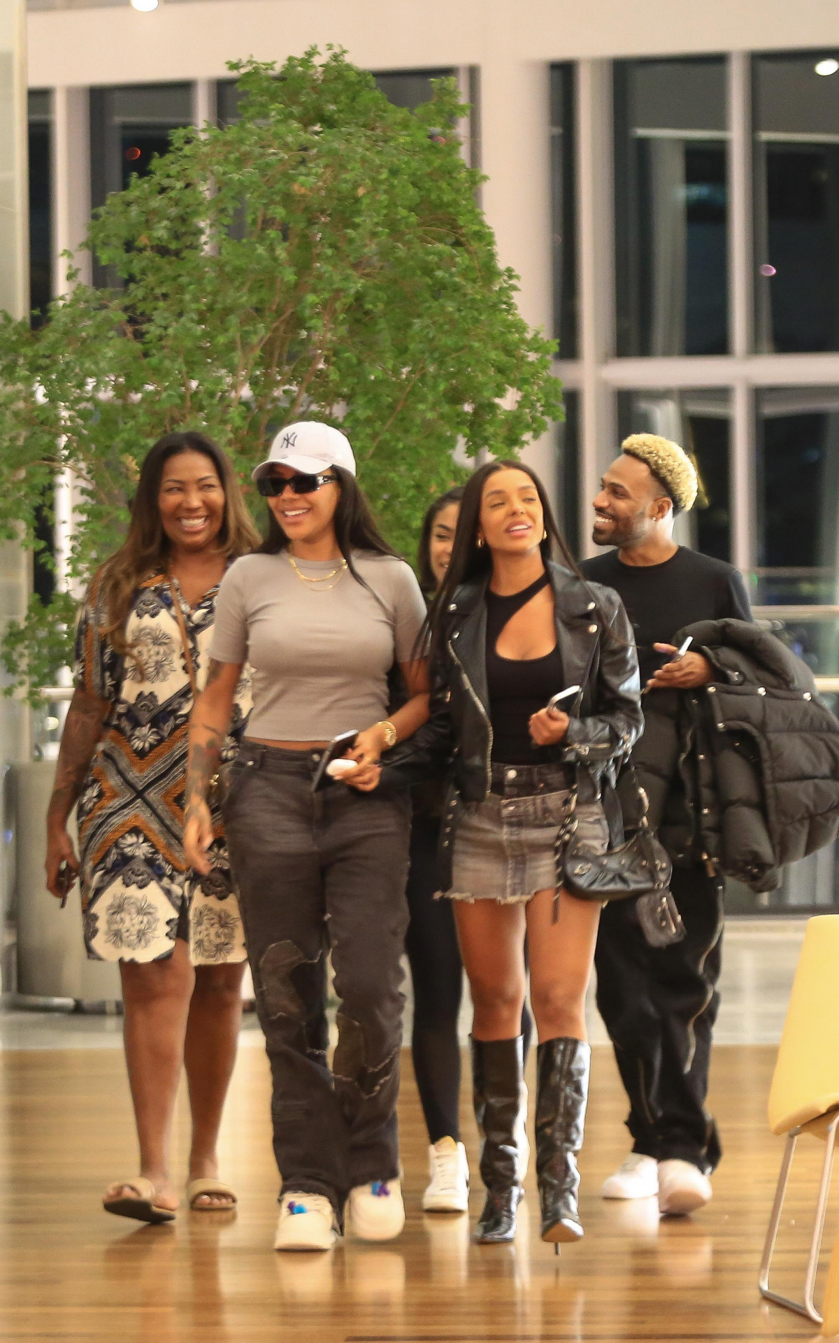 Ludmilla e Brunna Gonçalves durante passeio em shopping