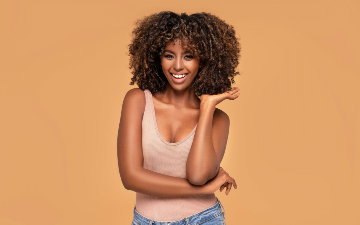 Algumas cores ajudam a destacar os cabelos cacheados (Imagem: NeonShot | Shutterstock)