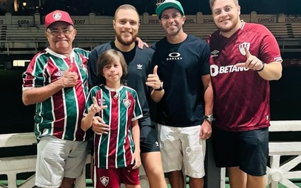 Fam&iacute;lia Ribeiro em visita nas Laranjeiras, sede do Fluminense - Arquivo pessoal
