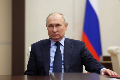 Putin visita Emirados Árabes, conversando sobre energia e conflitos