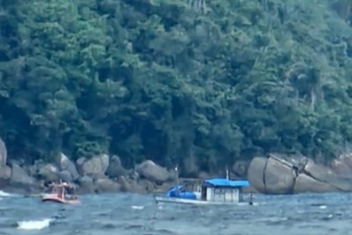 Embarcação à deriva tripulantes são resgatados do mar em Angra