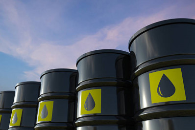 Petróleo fecha em alta, com dólar fraco e otimismo pela demanda após BoE e dados dos EUA