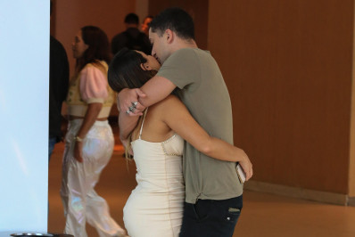 Lexa e Ricardo Vianna não se desgrudam durante passeio no shopping