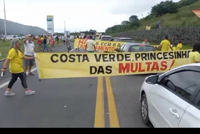 Motoristas da costa verde fazem manifestação contra as multas aplicadas no pedágio da Rio-Santos