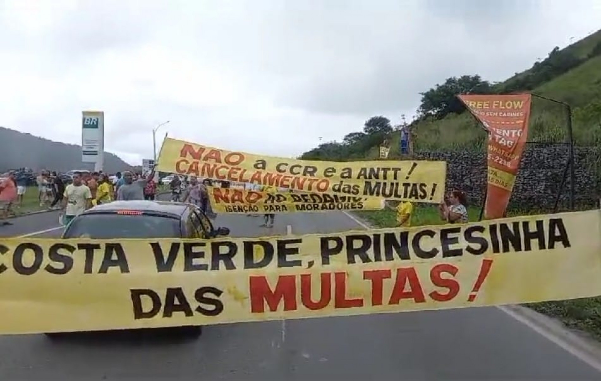 Manifestantes pedem cancelamento das multas e isenção para moradores - Divulgação/Raphael Cendon