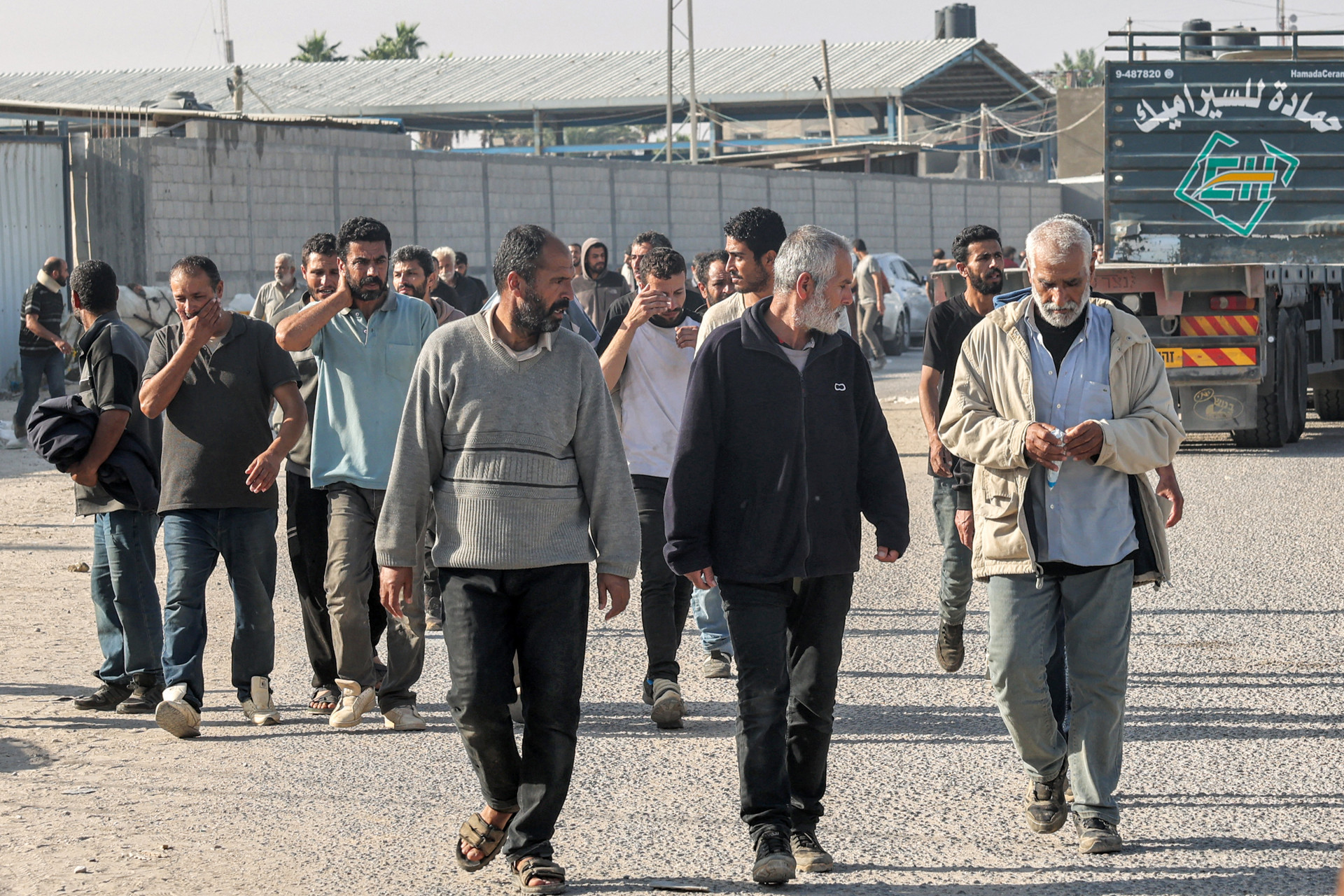 Trabalhadores palestinos caminham em direção a Gaza após revogação da permissão de trabalho em Israel - Mohammed ABED / AFP