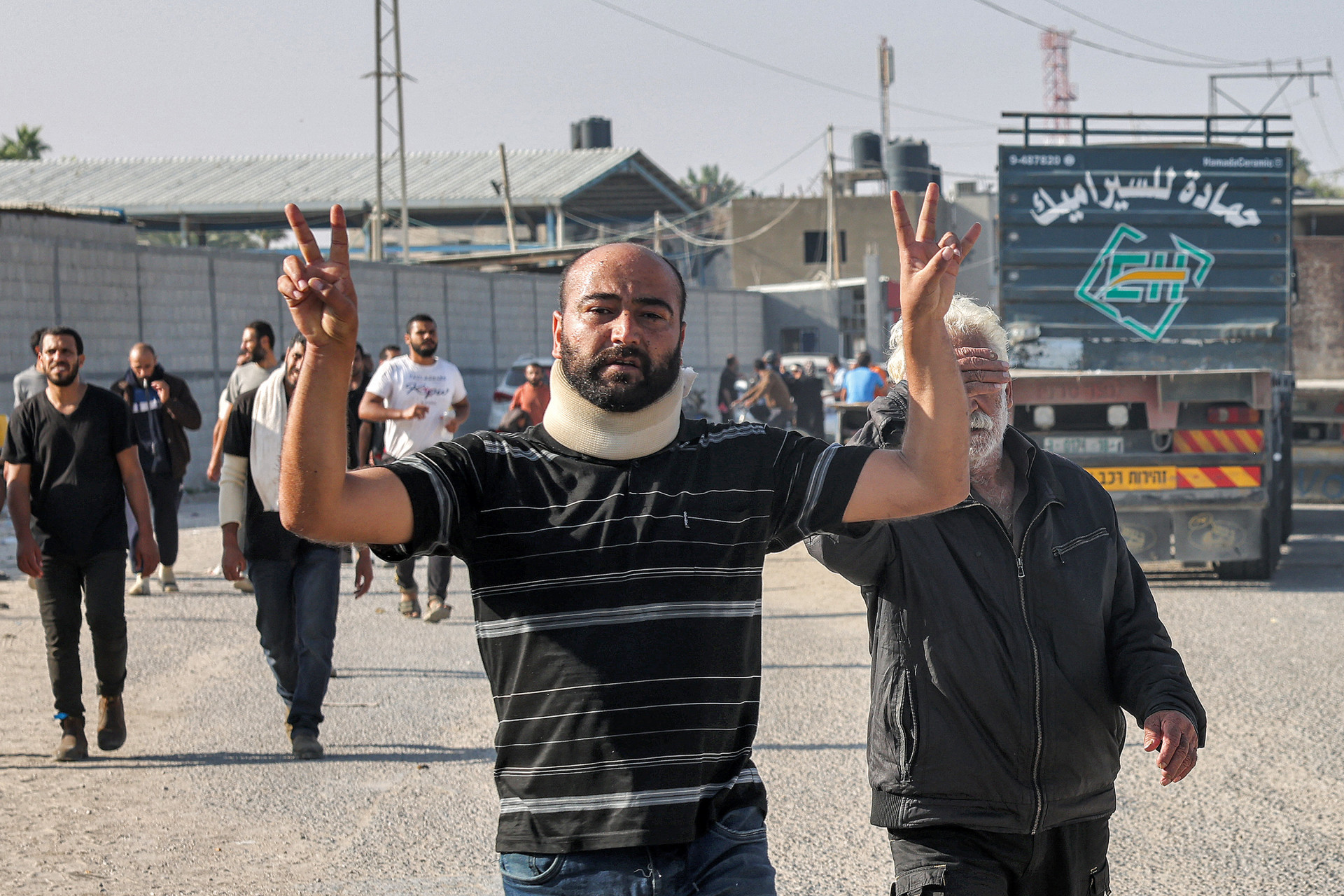 Trabalhadores palestinos caminham em direção a Gaza após revogação da permissão de trabalho em Israel - Mohammed ABED / AFP