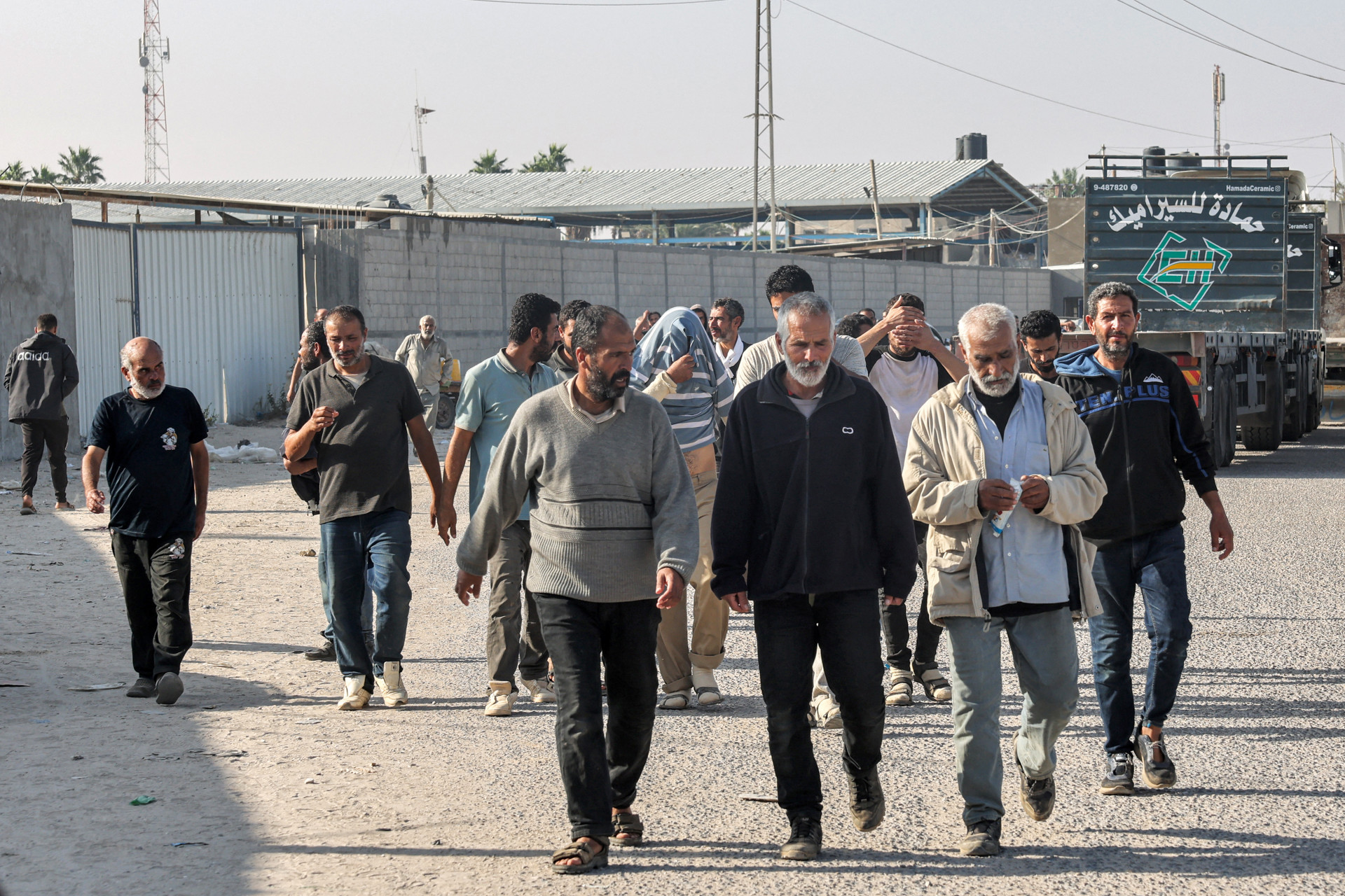 Trabalhadores palestinos caminham em direção a Gaza após revogação da permissão de trabalho em Israel - Mohammed ABED / AFP