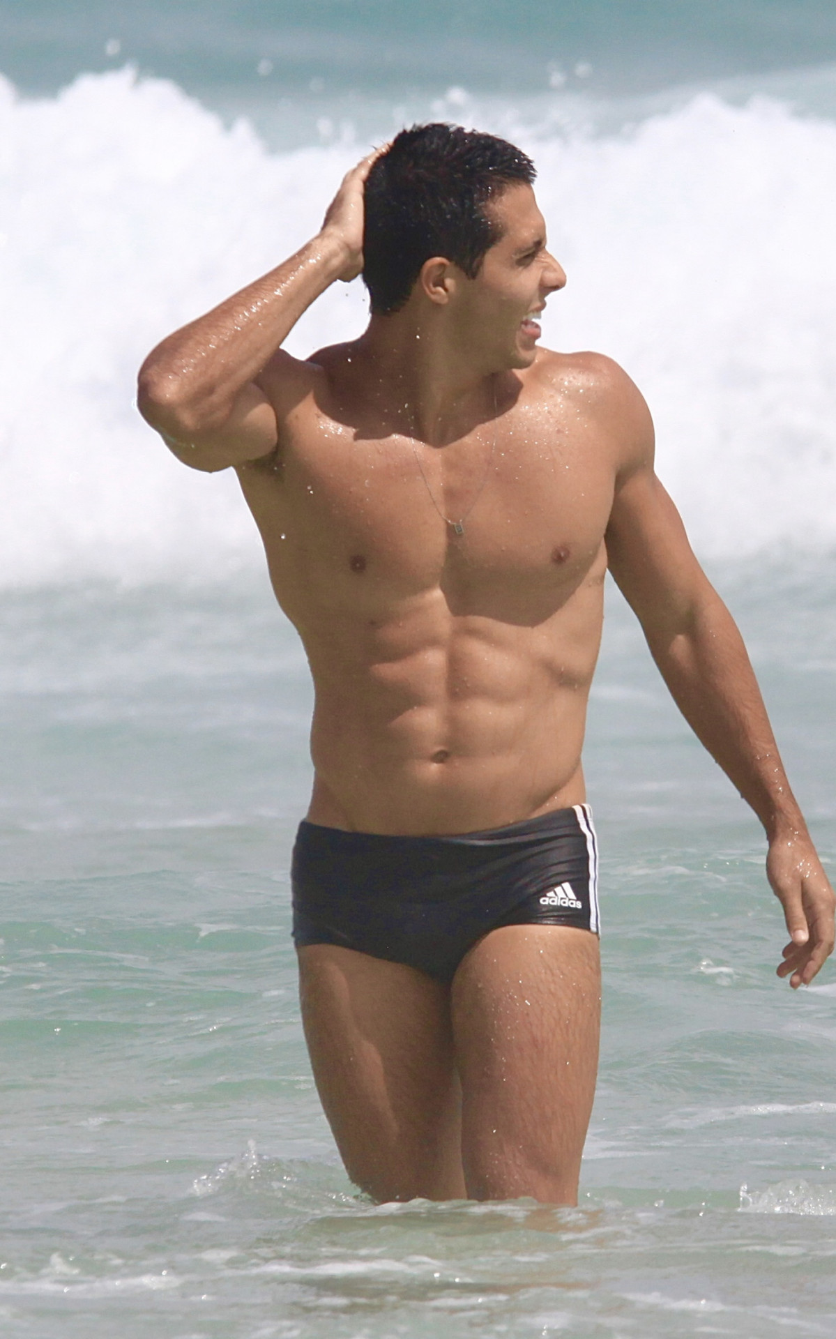 Rafael Gualandi, ator da novela \'Terra e Paixão\', aproveita dia ensolarado em praia no Rio