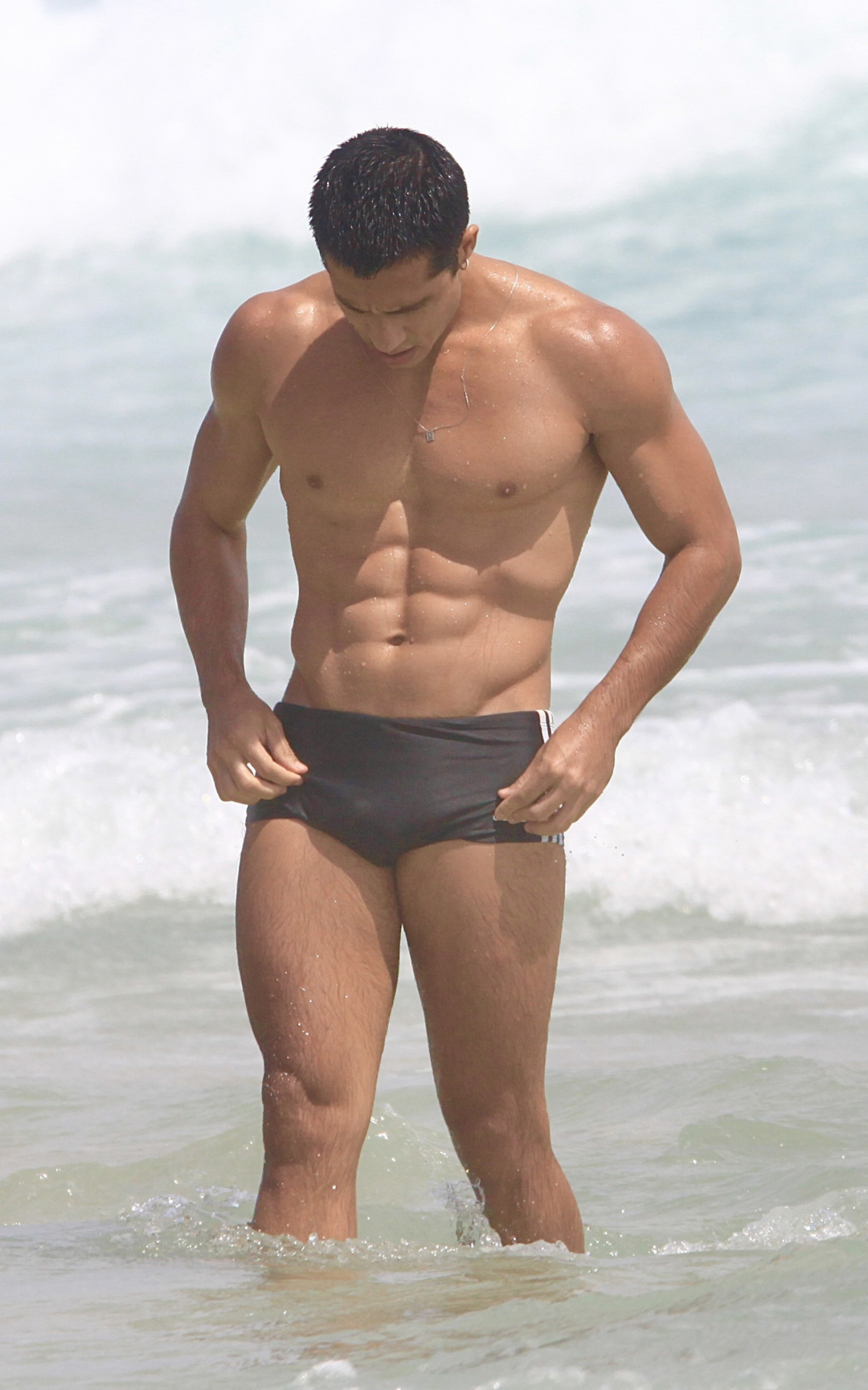 Rafael Gualandi, ator da novela \'Terra e Paixão\', aproveita dia ensolarado em praia no Rio