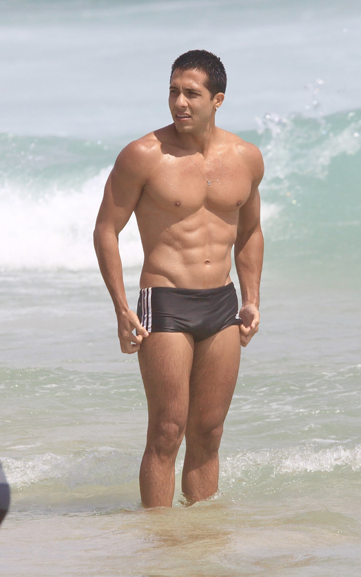 Rafael Gualandi, ator da novela \'Terra e Paixão\', aproveita dia ensolarado em praia no Rio