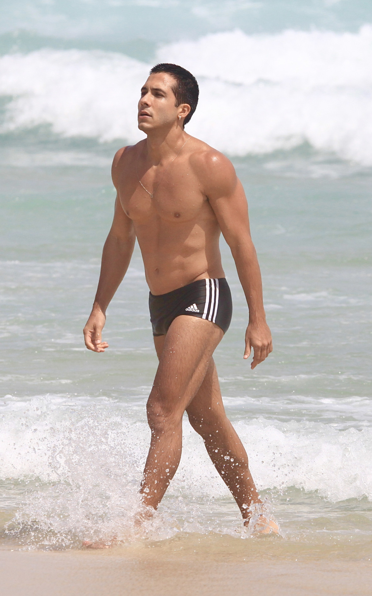 Rafael Gualandi, ator da novela \'Terra e Paixão\', aproveita dia ensolarado em praia no Rio