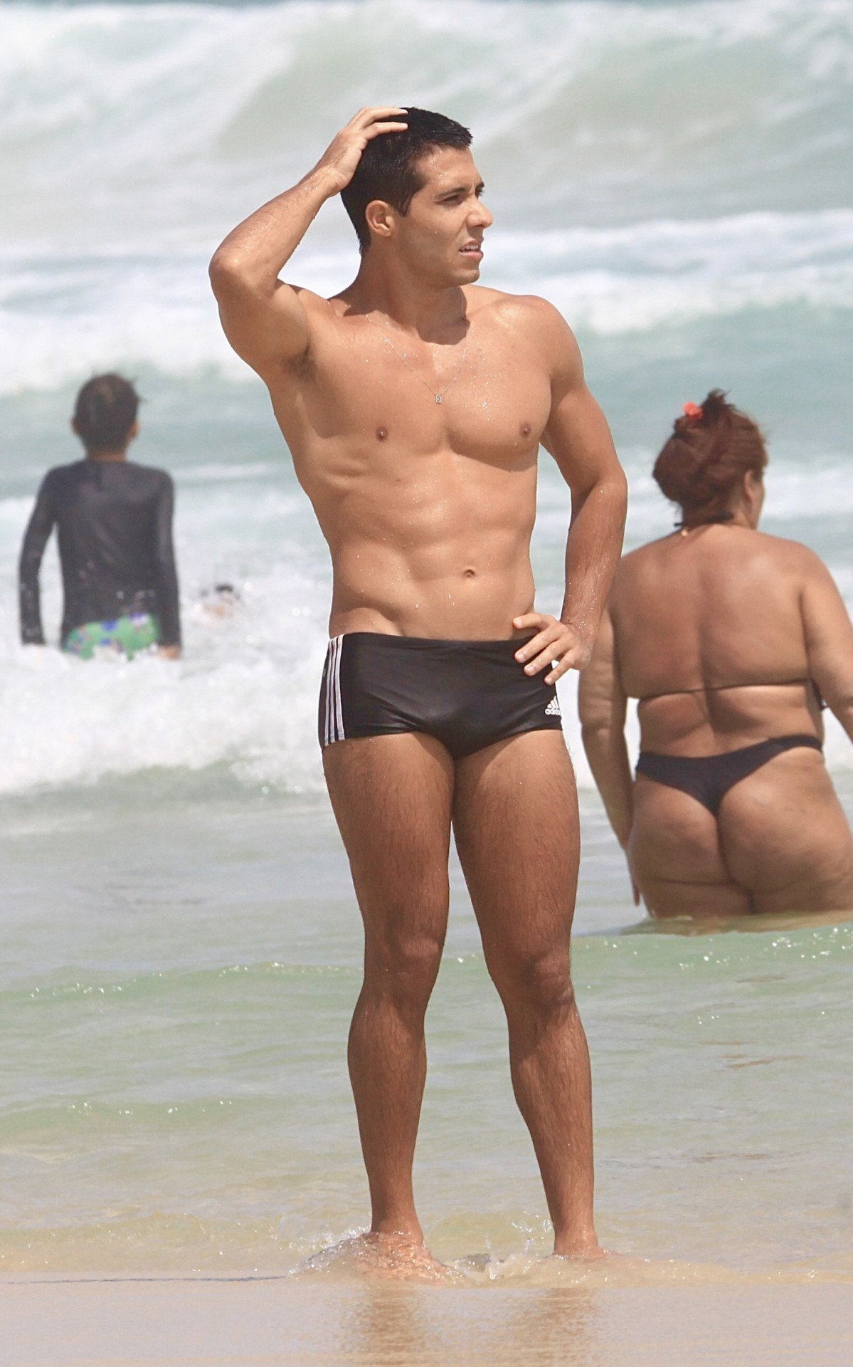 Rafael Gualandi, ator da novela \'Terra e Paixão\', aproveita dia ensolarado em praia no Rio