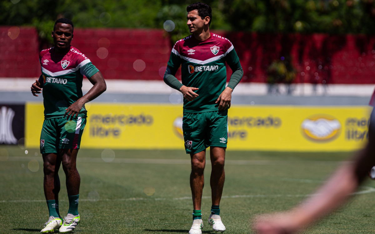 Paulo Henrique Ganso ao lado de Jhon Arias