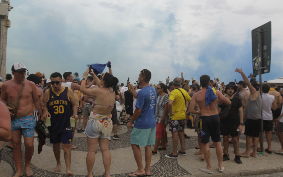 Torcida do Boca na praia de Copacabana, no Rio de Janeiro. Nesta sexta-feira (3)