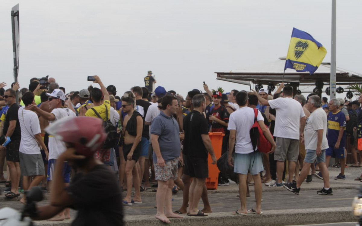 Torcedores do Boca Juniors se reúnem na Praia de Copacabana - Marcos Porto/Agência O DIA