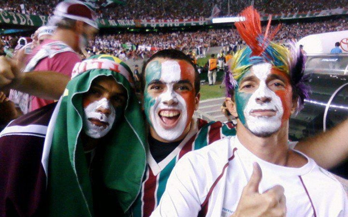 Marcos Vin&iacute;cius Sales (centro), conhecido pelos amigos apenas como Vin&iacute;cius, esteve presente em todos os jogos da Libertadores de 2008 - Arquivo pessoal