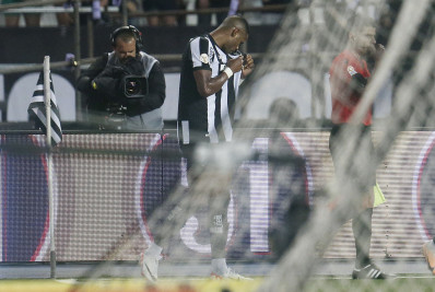 Após susto, Júnior Santos não preocupa o Botafogo e deve enfrentar o Vasco