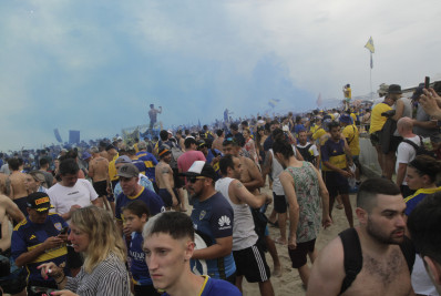 Torcedores do Boca Juniors lotam Praia de Copacabana antes da decisão contra o Fluminense