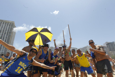 Após dia de conflitos, torcedores do Boca aproveitam manhã e tarde de sol na Praia de Copacabana 