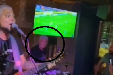 Baterista do Red Hot Chilli Peppers toca Legião Urbana em bar do Rio