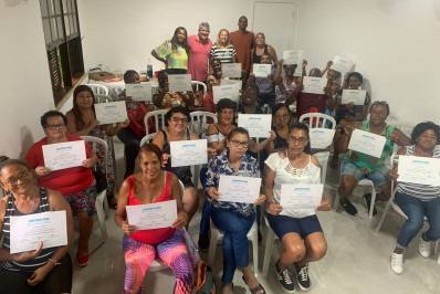 Idosos ganham certificado em cursos de redes sociais