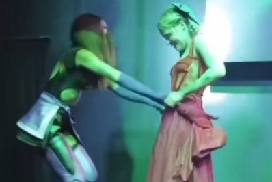 Vídeo: Anitta tira a roupa de Luísa Sonza em festa de Halloween