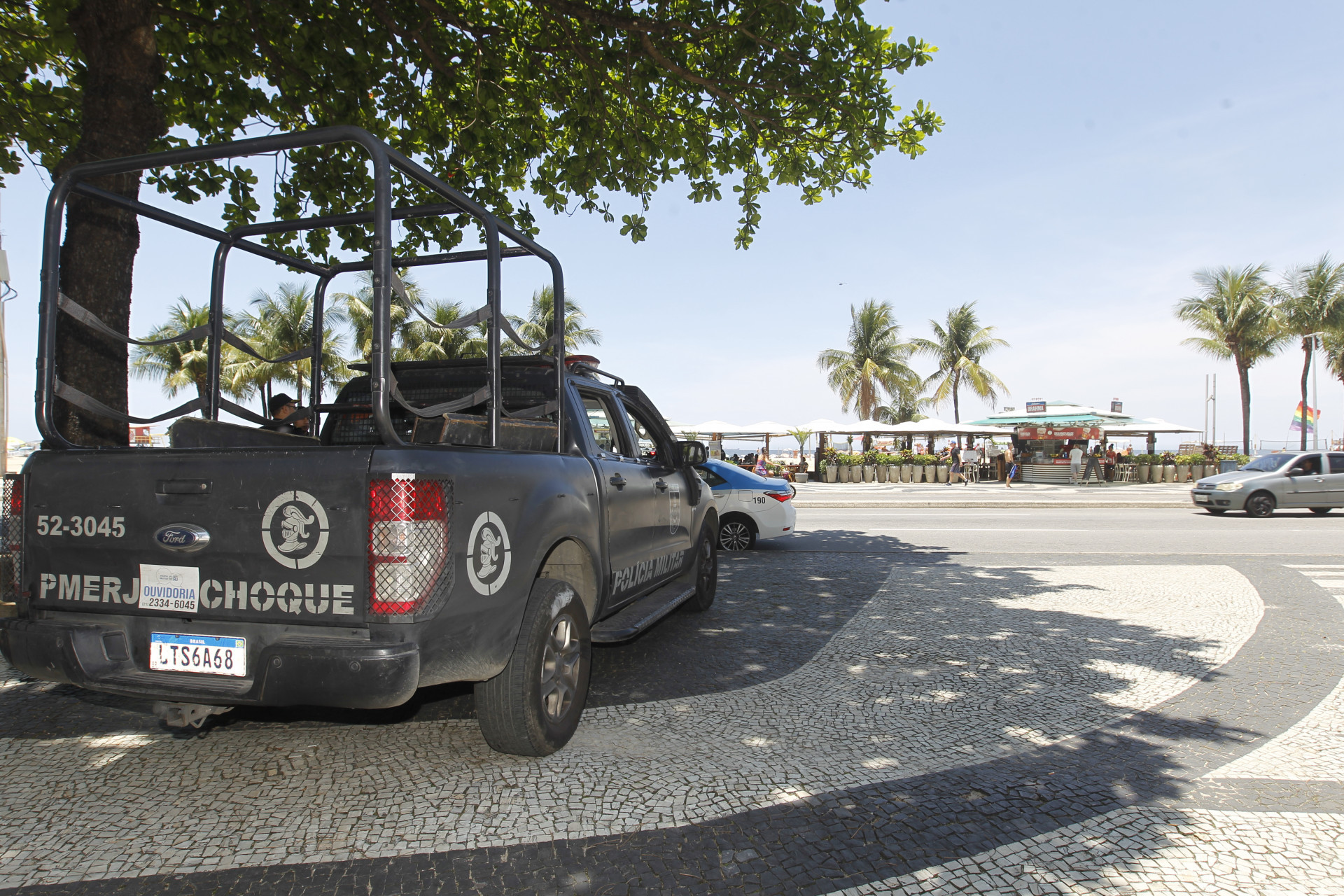 Movimentação de torcedores perto da Fan Zone, no posto 12 em Copacabana e reforço no policiamento na Praia. Nesta sexta-feira (03). - Reginaldo Pimenta/Agência O Dia