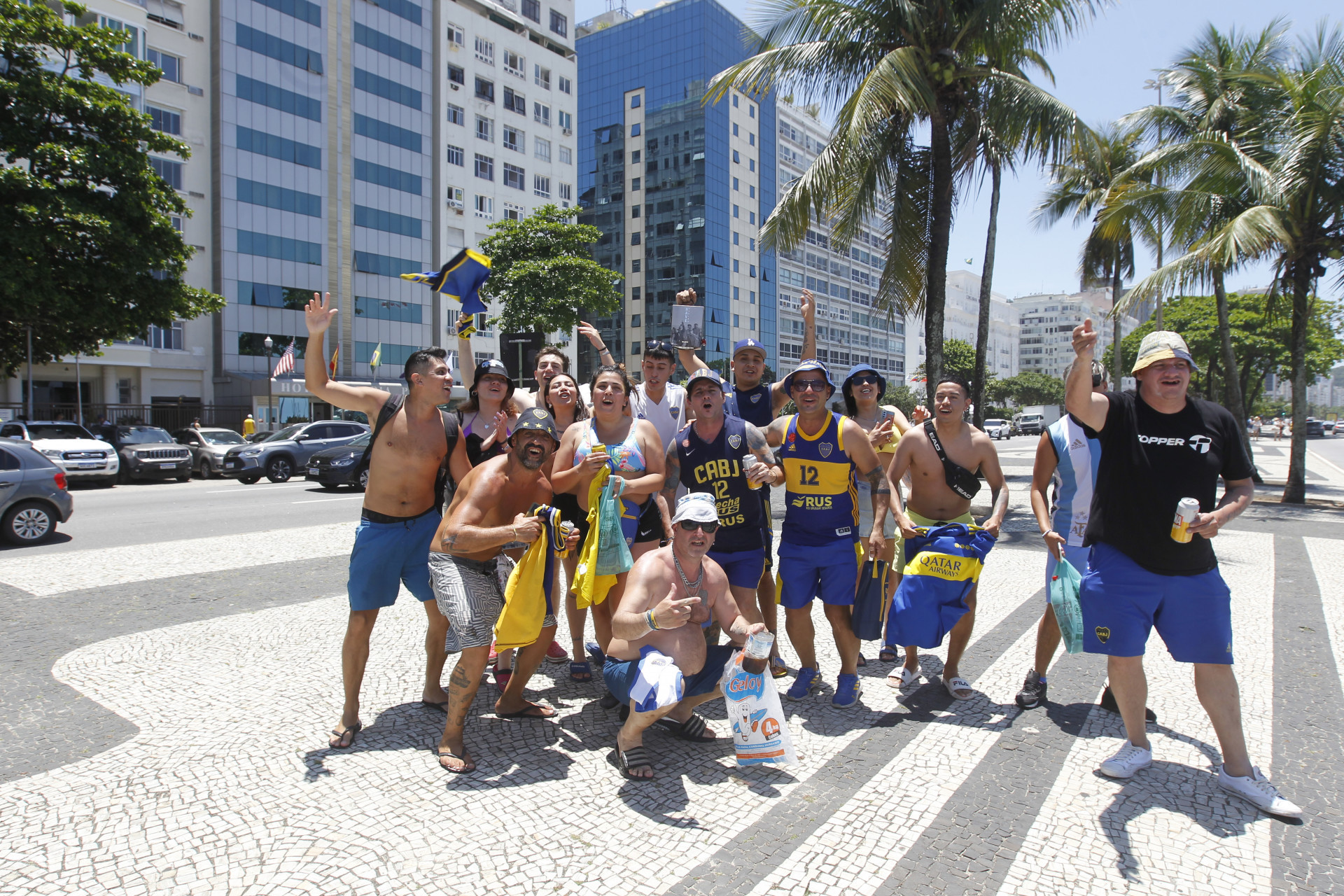 Movimentação de torcedores perto da Fan Zone, no posto 12 em Copacabana e reforço no policiamento na Praia. Nesta sexta-feira (03). - Reginaldo Pimenta/Agência O Dia