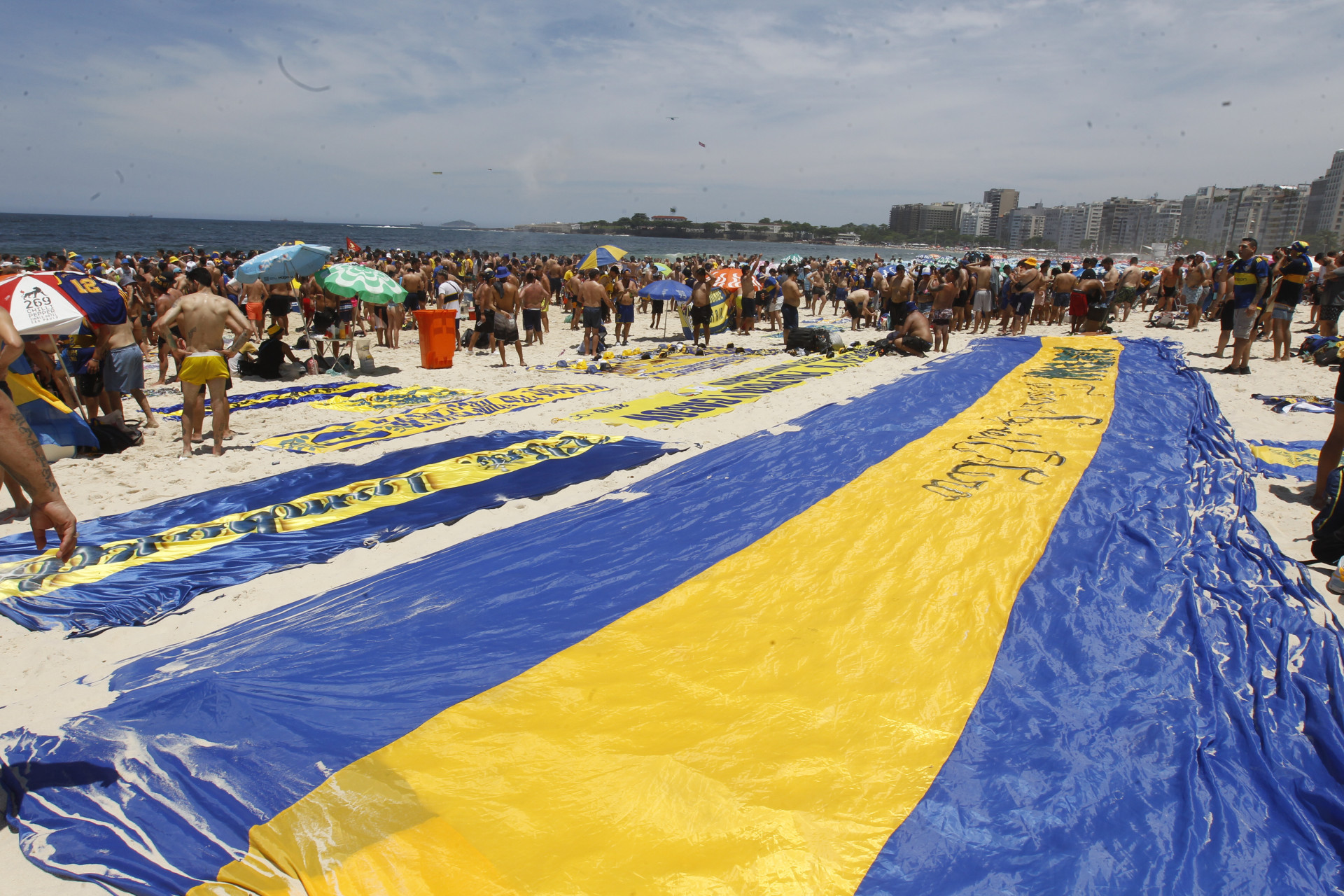 Movimentação de torcedores perto da Fan Zone, no posto 12 em Copacabana e reforço no policiamento na Praia. Nesta sexta-feira (03) - Reginaldo Pimenta/Agência O Dia