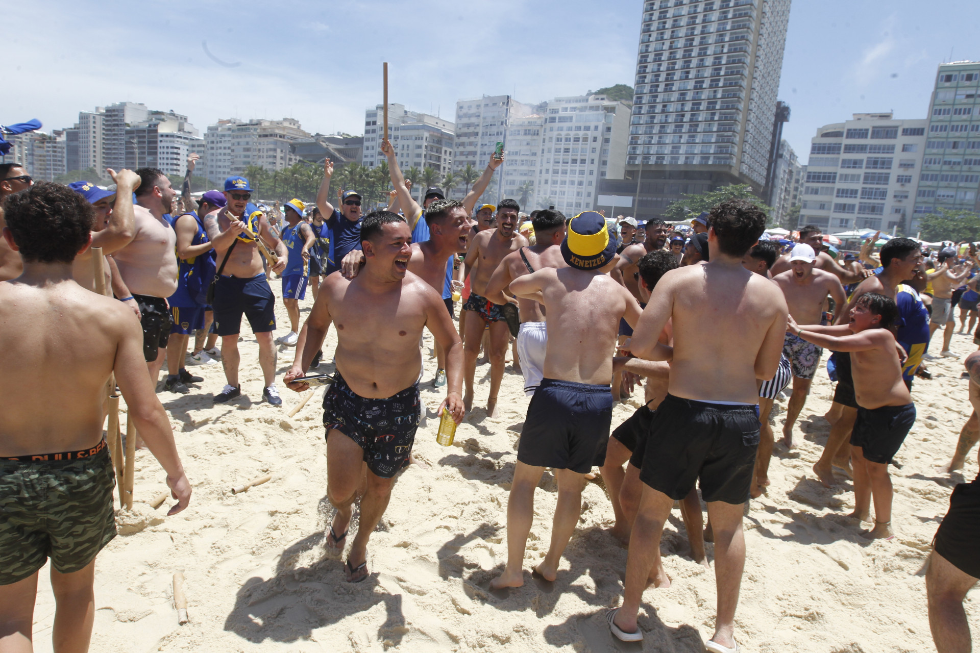 Movimentação de torcedores perto da Fan Zone, no posto 12 em Copacabana e reforço no policiamento na Praia. Nesta sexta-feira (03) - Reginaldo Pimenta/Agência O Dia
