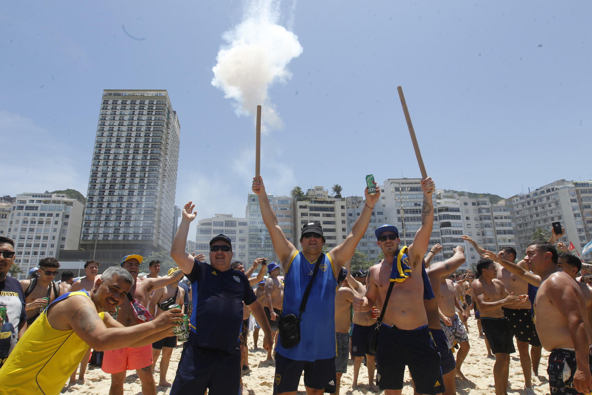 Movimentação de torcedores perto da Fan Zone, no posto 12 em Copacabana e reforço no policiamento na Praia. Nesta sexta-feira (03) - Reginaldo Pimenta/Agência O Dia