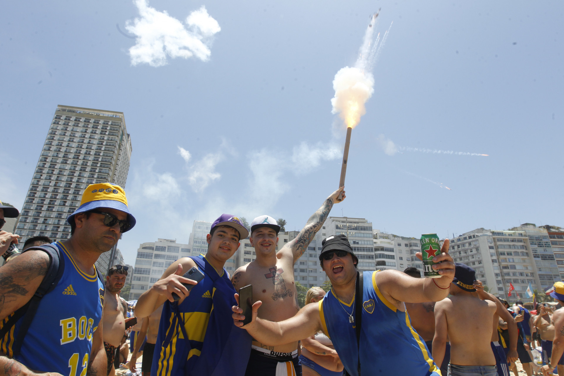Movimentação de torcedores perto da Fan Zone, no posto 12 em Copacabana e reforço no policiamento na Praia. Nesta sexta-feira (03) - Reginaldo Pimenta/Agência O Dia
