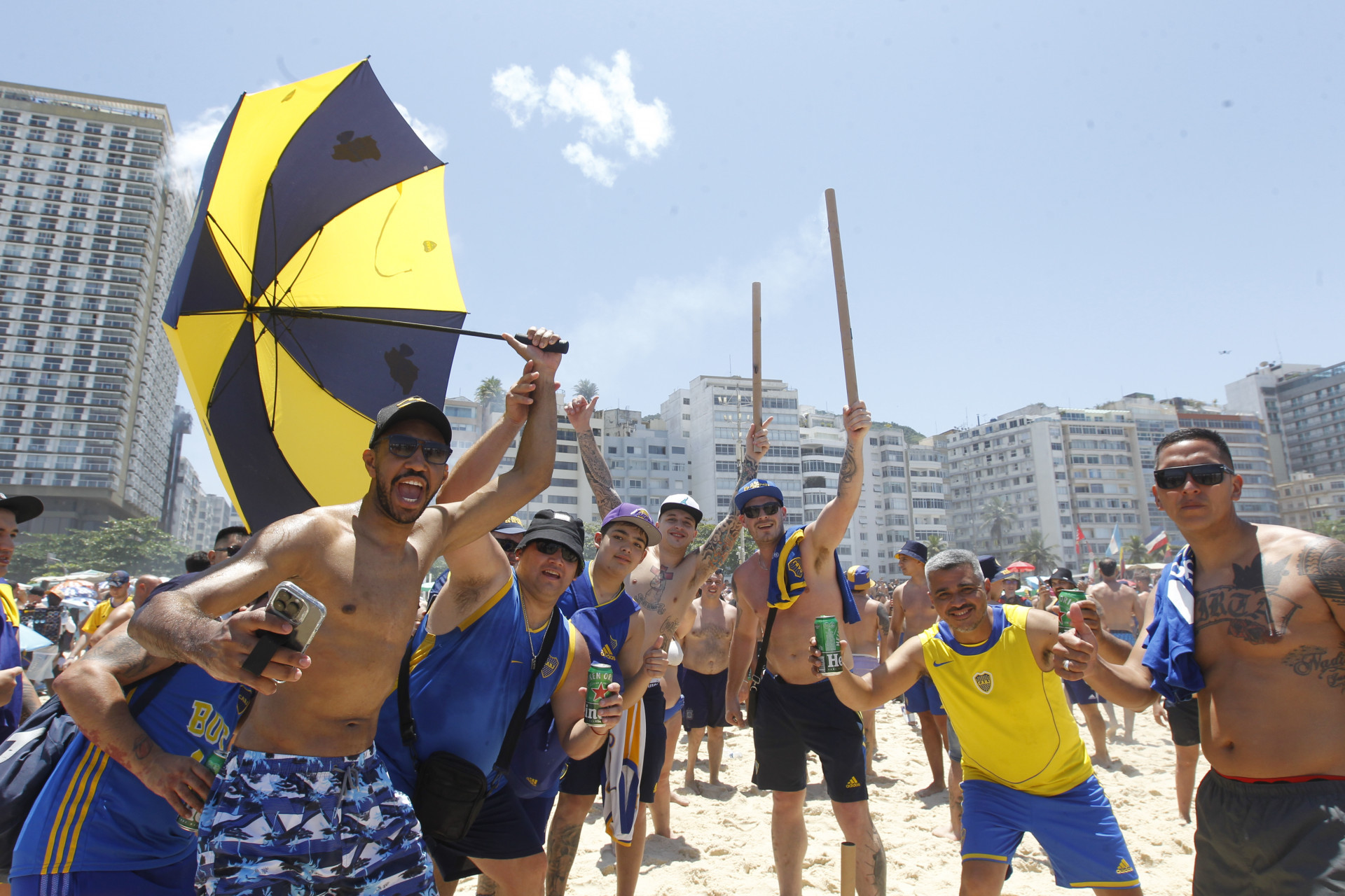 Movimentação de torcedores perto da Fan Zone, no posto 12 em Copacabana e reforço no policiamento na Praia. Nesta sexta-feira (03) - Reginaldo Pimenta/Agência O Dia