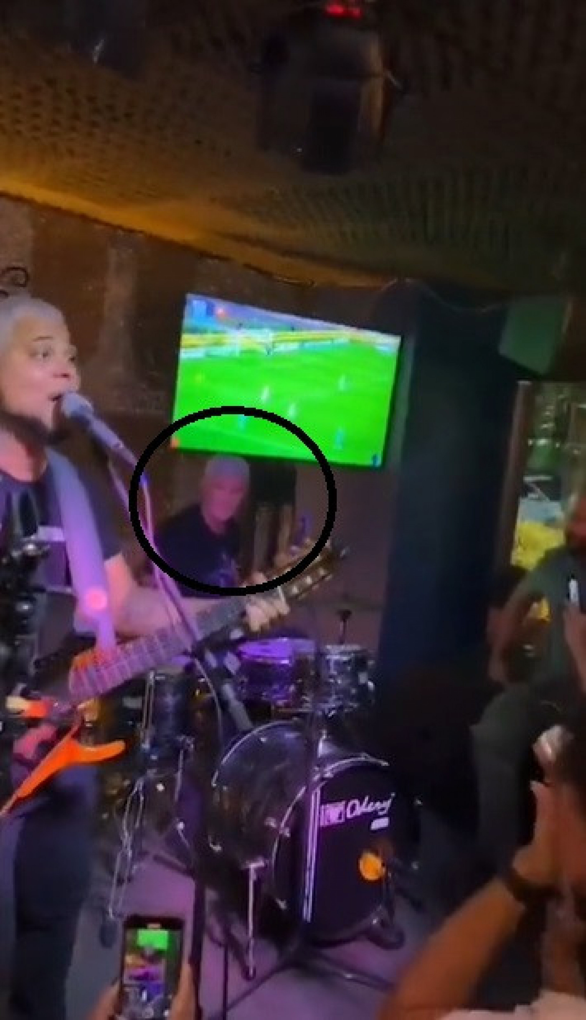 Chad Smith, do Red Hot Chilli Peppers, toca Legião Urbana em bar do Rio - Reprodução