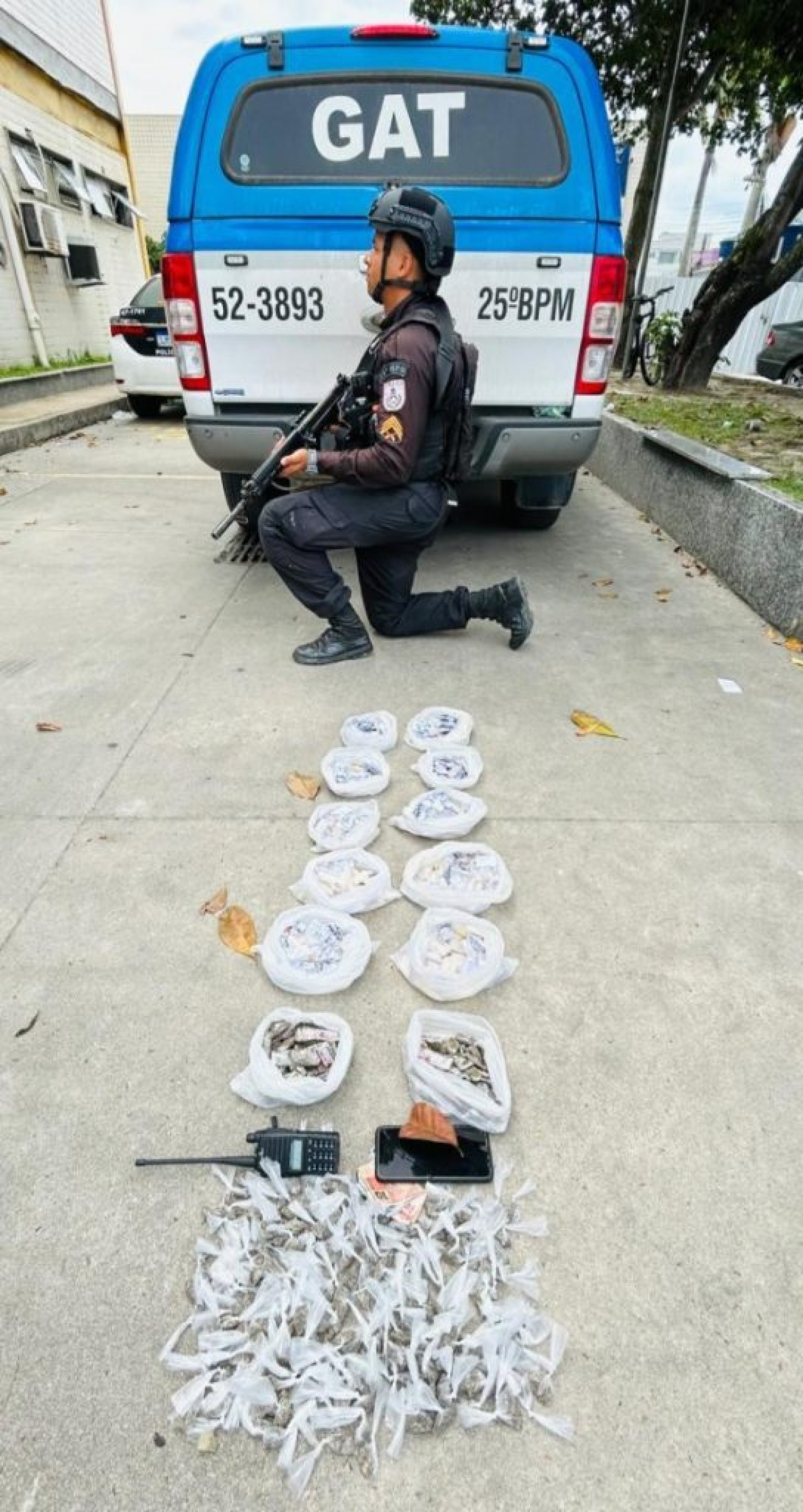 Polícia apreende um rádio transmissor, um celular e R$ 25, em espécie  - Divulgação/ PM