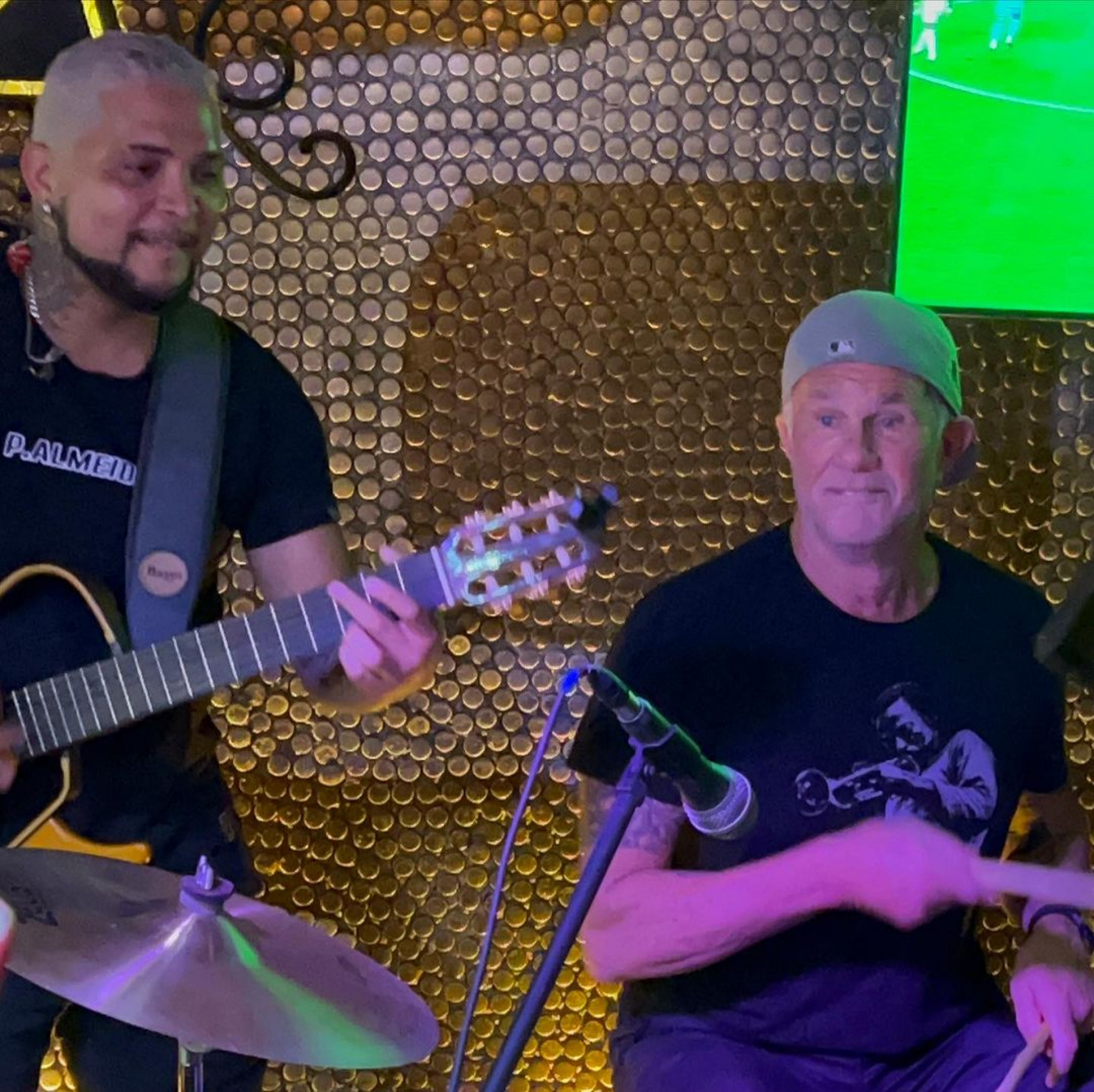 Chad Smith, baterista do Red Hot Chilli Peppers, canta Legião Urbana em bar do Rio - Reprodução Internet / @rafaelsoarescantor
